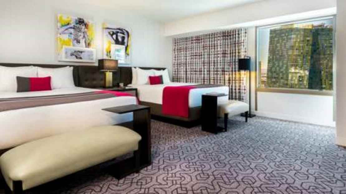  Ultra Hip Room 2 Queens